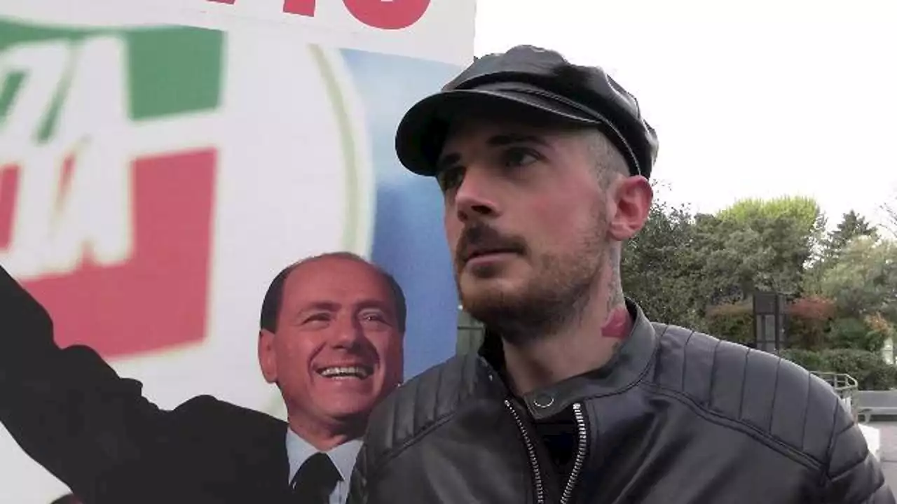 Berlusconi, il 'fedelissimo' pugliese con striscione Forza Silvio: 'Dieci ore di treno per affetto'