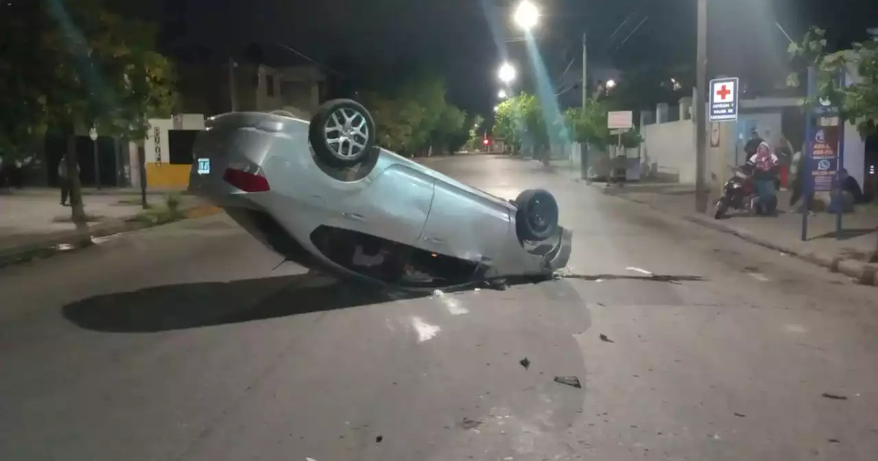 Córdoba: embistió a un auto estacionado, lesionó a un joven y luego volcó | Sucesos | La Voz del Interior