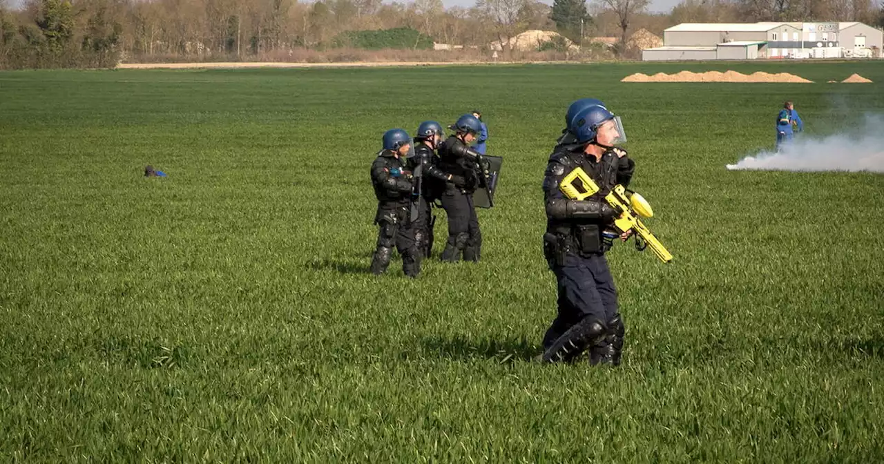 A Sainte-Soline, les gendarmes embarquent des manifestants marqués par un produit invisible