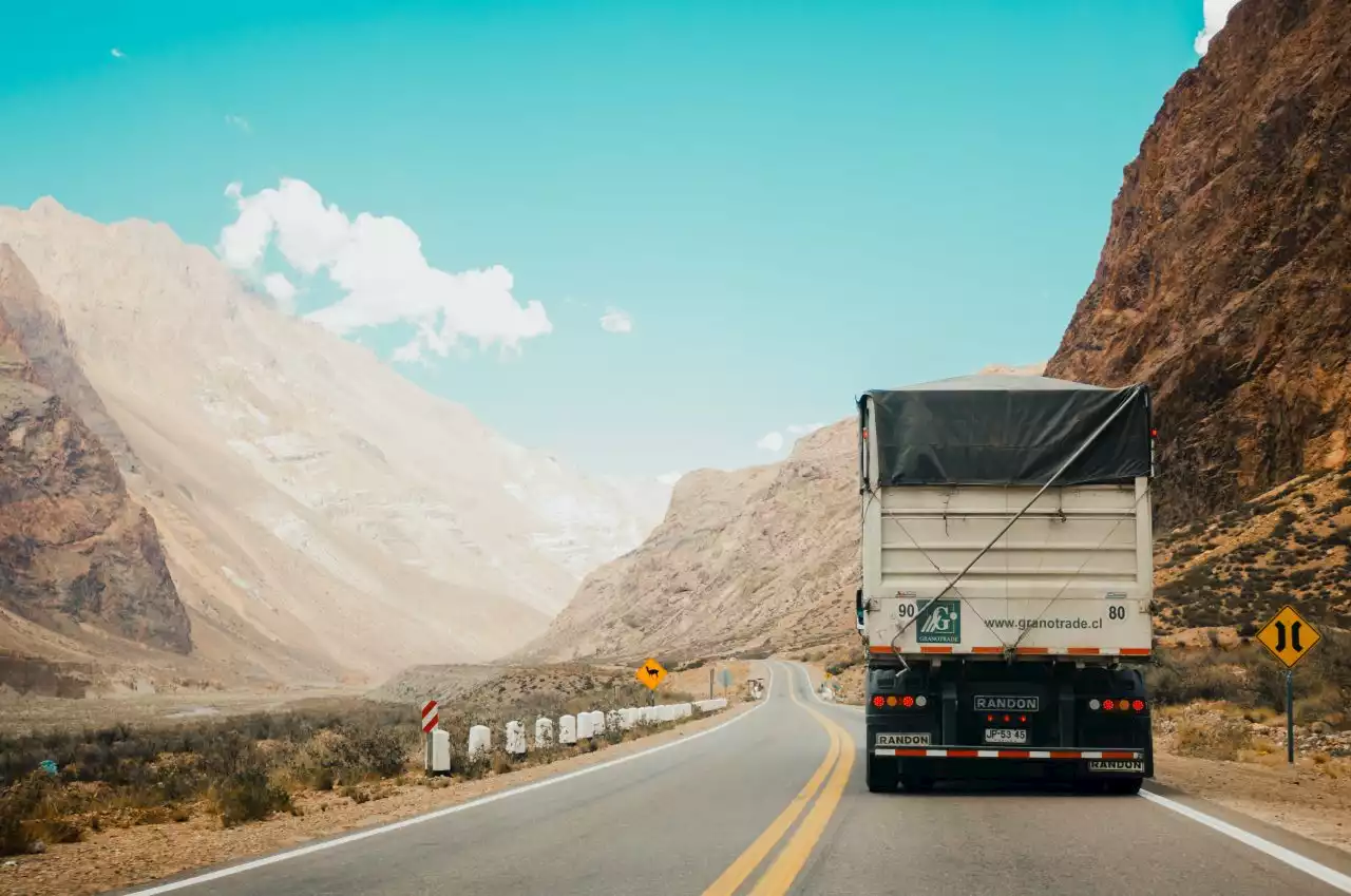 Sfida cruciale | Il lungo tragitto verso la decarbonizzazione dei camion - Linkiesta.it