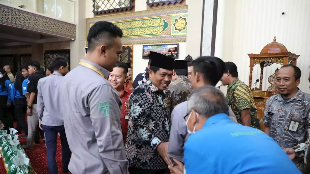 Sekjen Kemendagri Serahkan Bantuan Baznas ke Pegawai Kemendagri dan BNPP