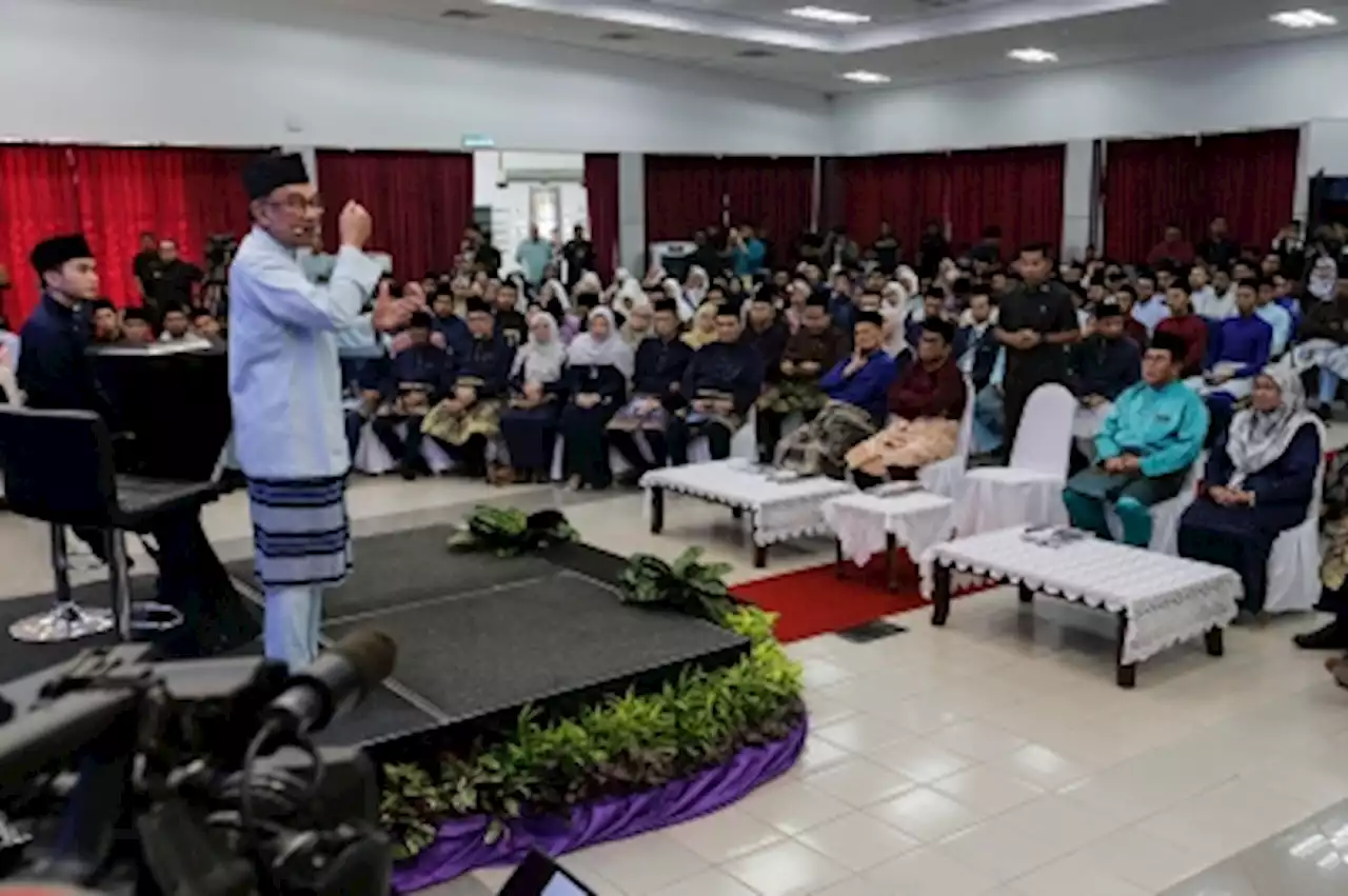 At UiTM forum, PM Anwar says will consider ways to assist students further