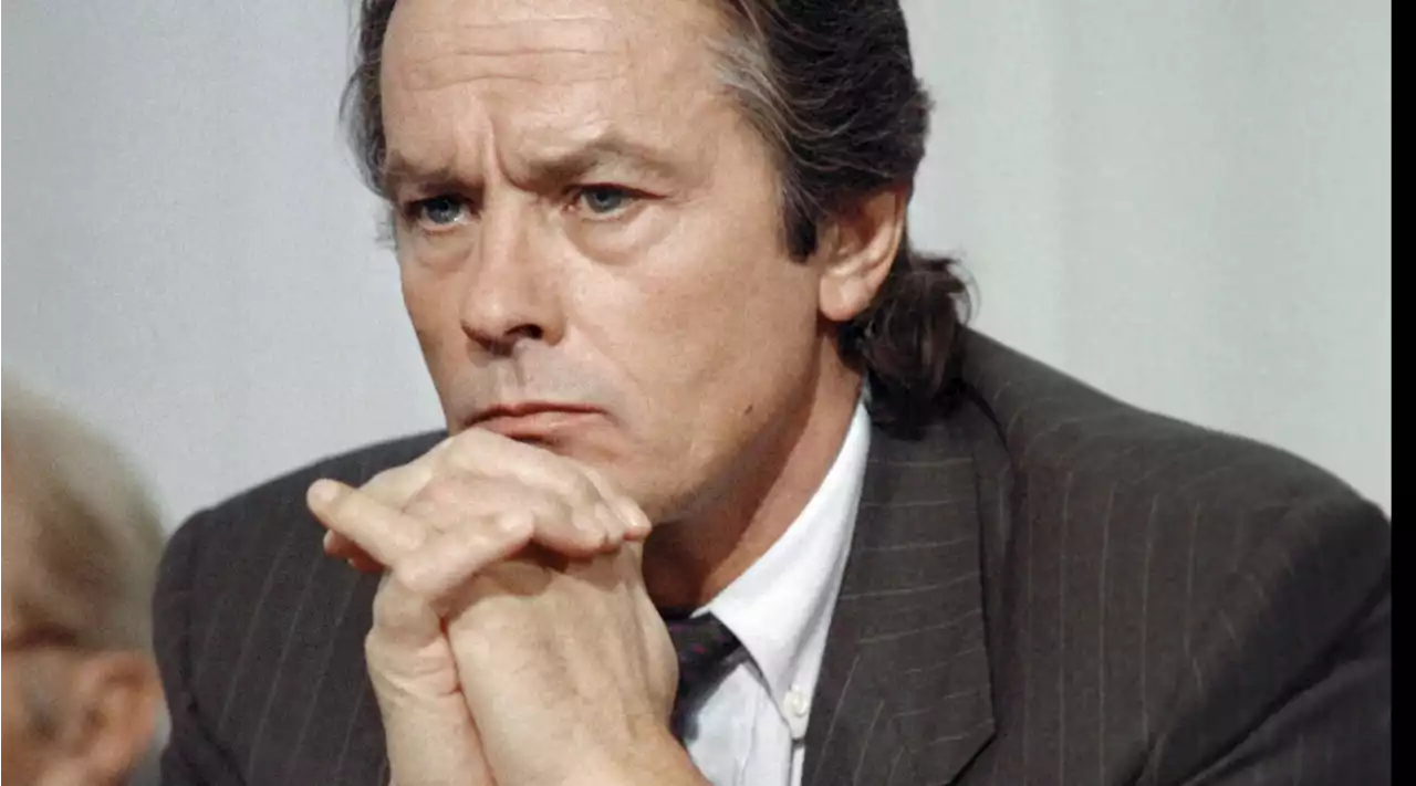 Alain Delon mette all'asta la sua collezione d'arte: 'La considero la mia eredità'