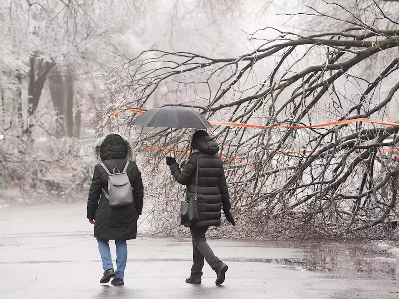 Hundreds of thousands remain without power after dedly ice storm in Quebec