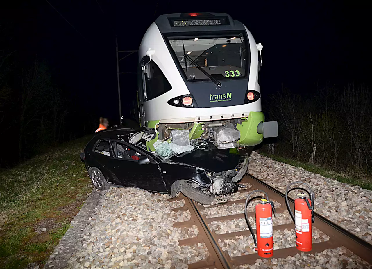 Neuenburg / La Chaux-de-Fonds NE: Fahrzeug von Zug gerammt