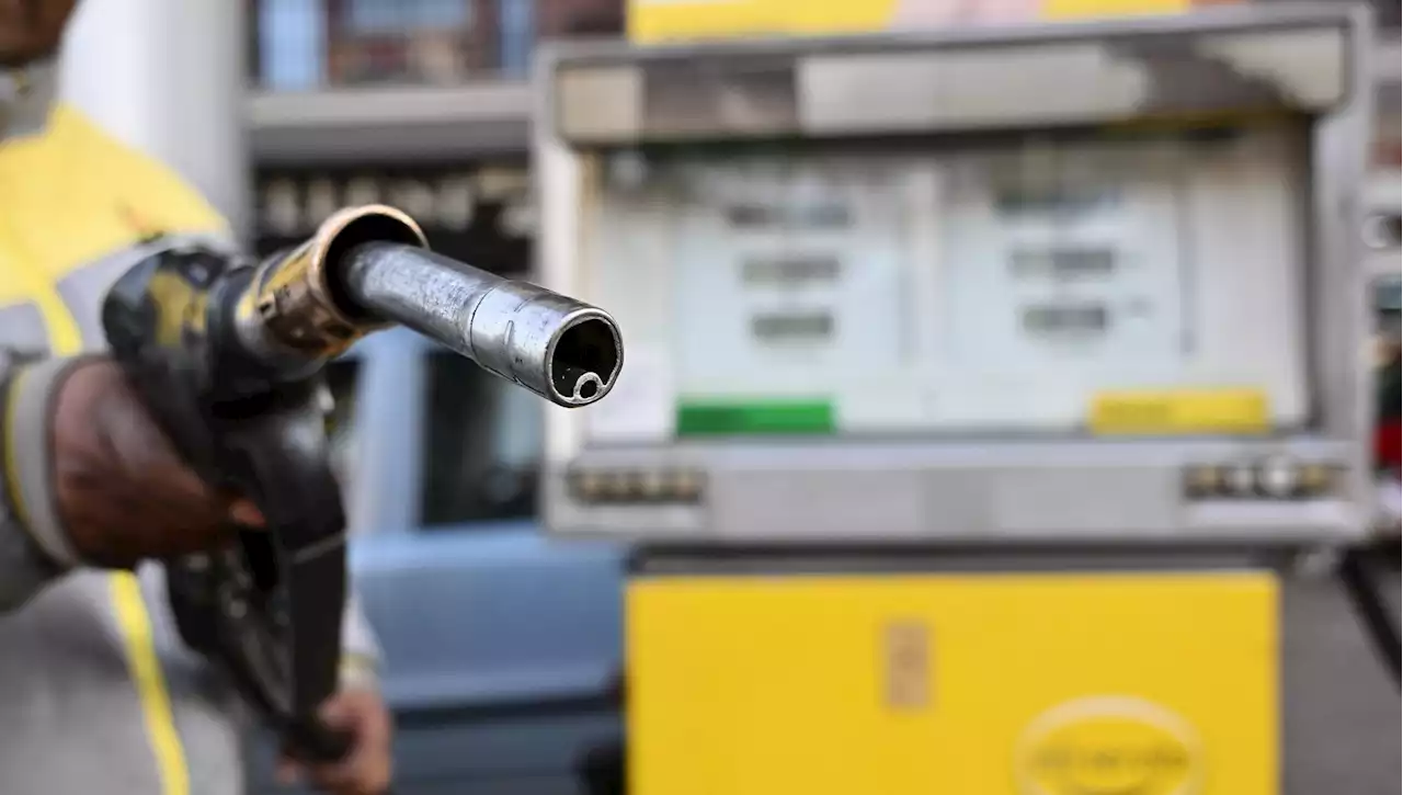 Benzina, rincari su tutta la rete nel weekend di Pasqua. Il servito oltre quota 2 euro