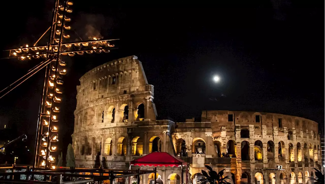 Venerdì santo, i rifugiati delle guerre porteranno la croce nella Via crucis del Papa al Colosseo