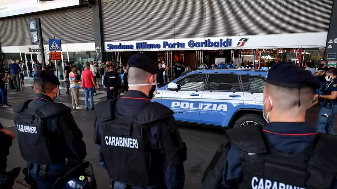 Ragazza violentata sul treno: 'C'era un altro uomo, ha capito ed è andato via'