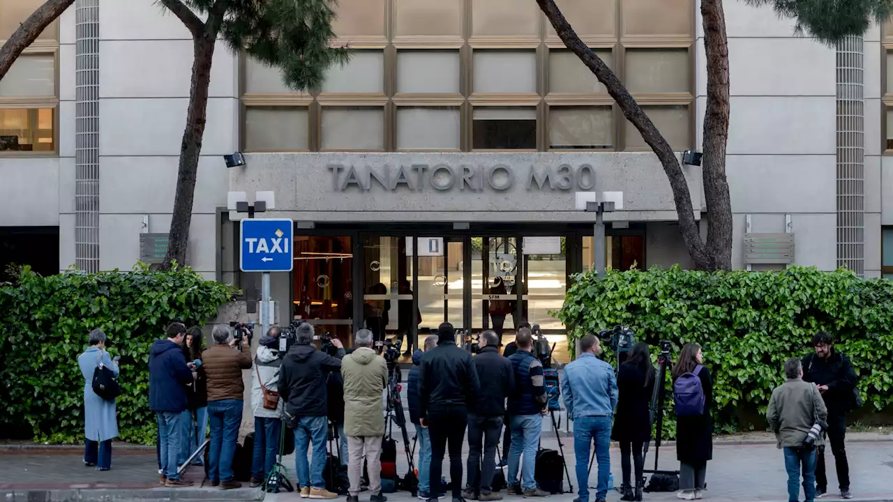 Políticos, amigos y familiares despiden a Piqué en el Tanatorio de la M-30