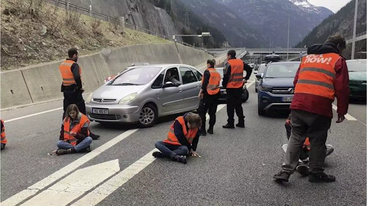 Blockierte A2: Polizei trägt Klimaaktivisten weg - Schweizer Bauer