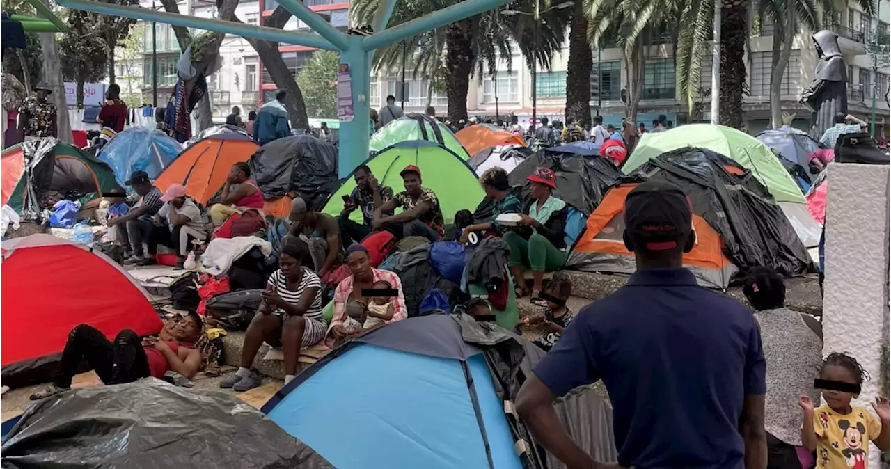 INM da tarjetas por razones humanitarias a 2 mil 320 migrantes que acampaban en CdMx