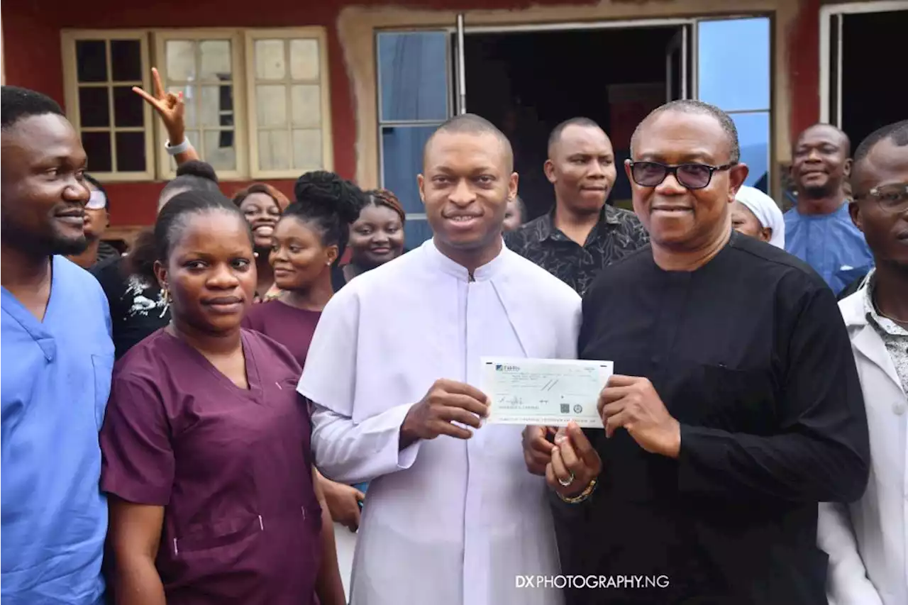 PHOTOS: Obi presents cheques to university, hospital in Anambra | TheCable