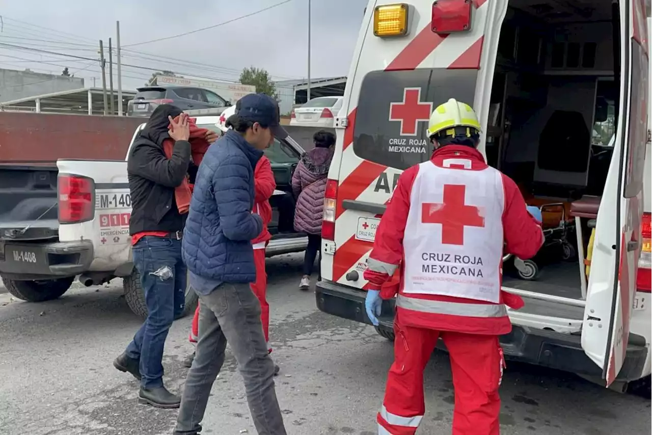 Amigos querían abandonarlo tras volcadura y agreden a policías de Saltillo; regresaban de fiesta