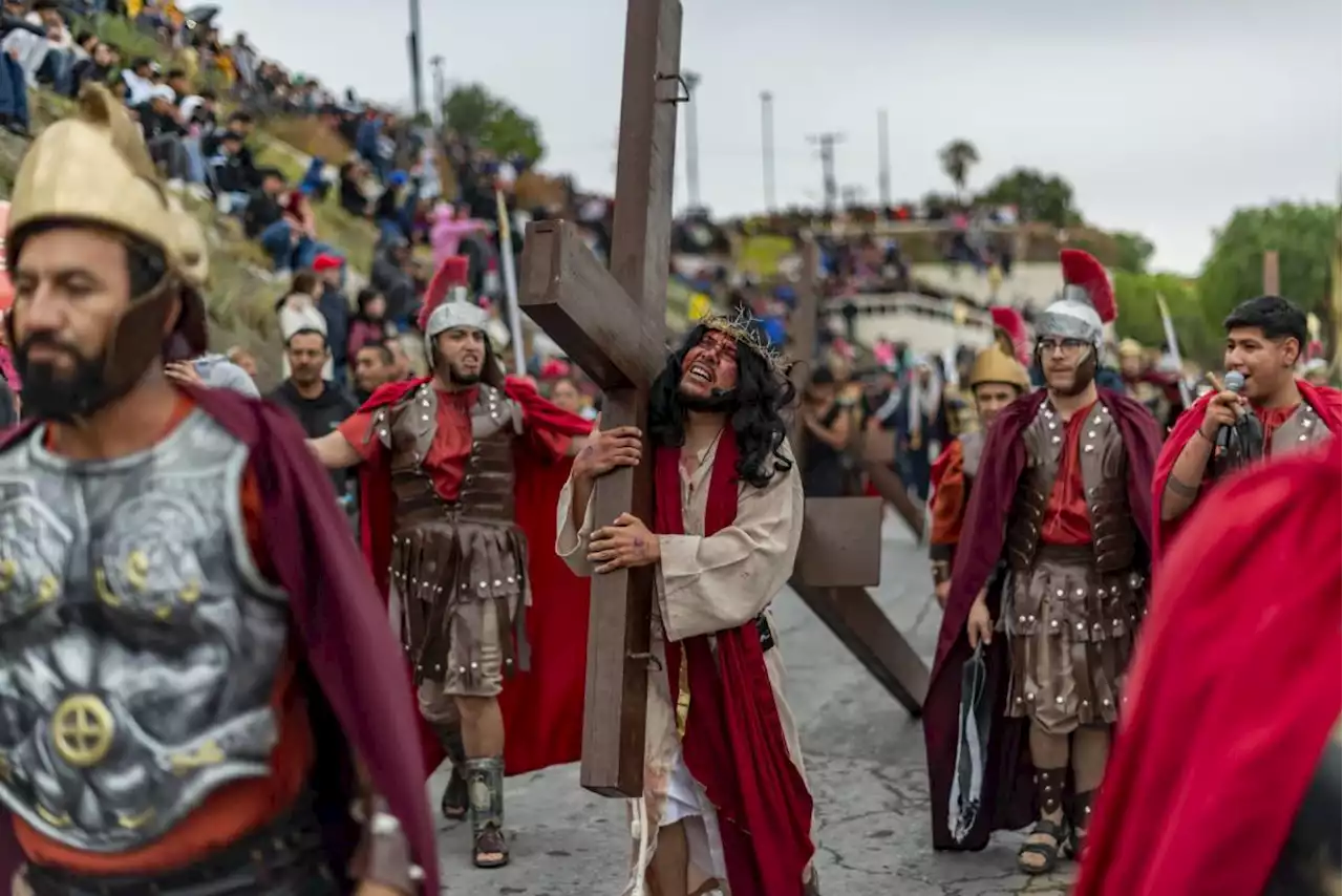 Con lluvia y frío, católicos de Saltillo acuden al viacrucis del Ojo de Agua