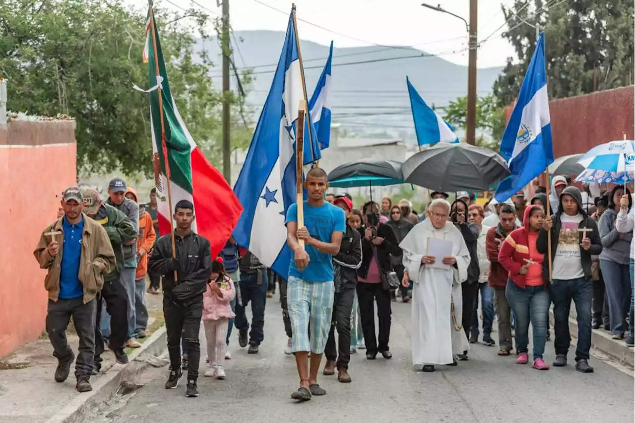 Recuerdan a los 39 migrantes fallecidos en Juárez con Vía Crucis migrante en Saltillo