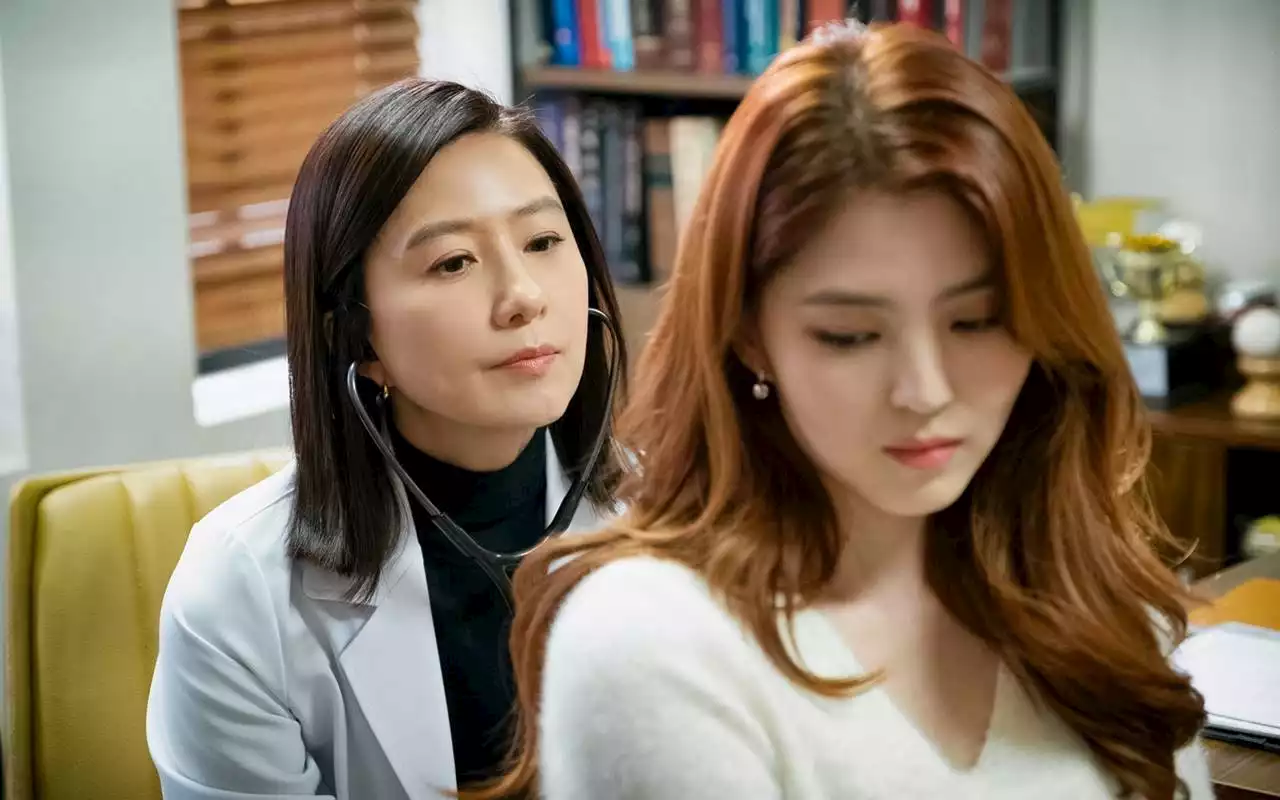 Kesuksesan Han So Hee Sudah Diramal Kim Hee Ae Sejak 'The World of The Married'