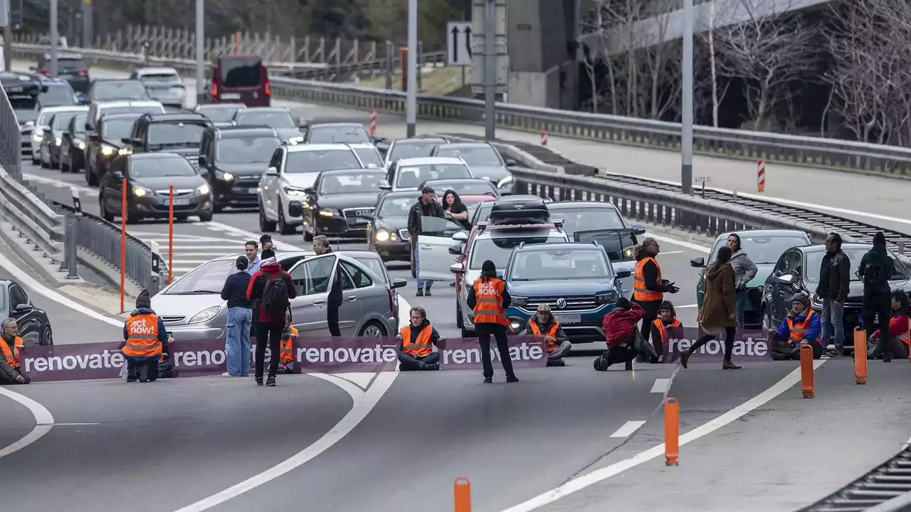 'Renovate Switzerland': Klima-Kleber blockieren Gotthardtunnel