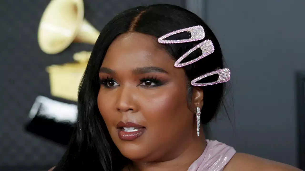 Lizzo’s Queenly Mandalorian Makeup Matches Her Manicure