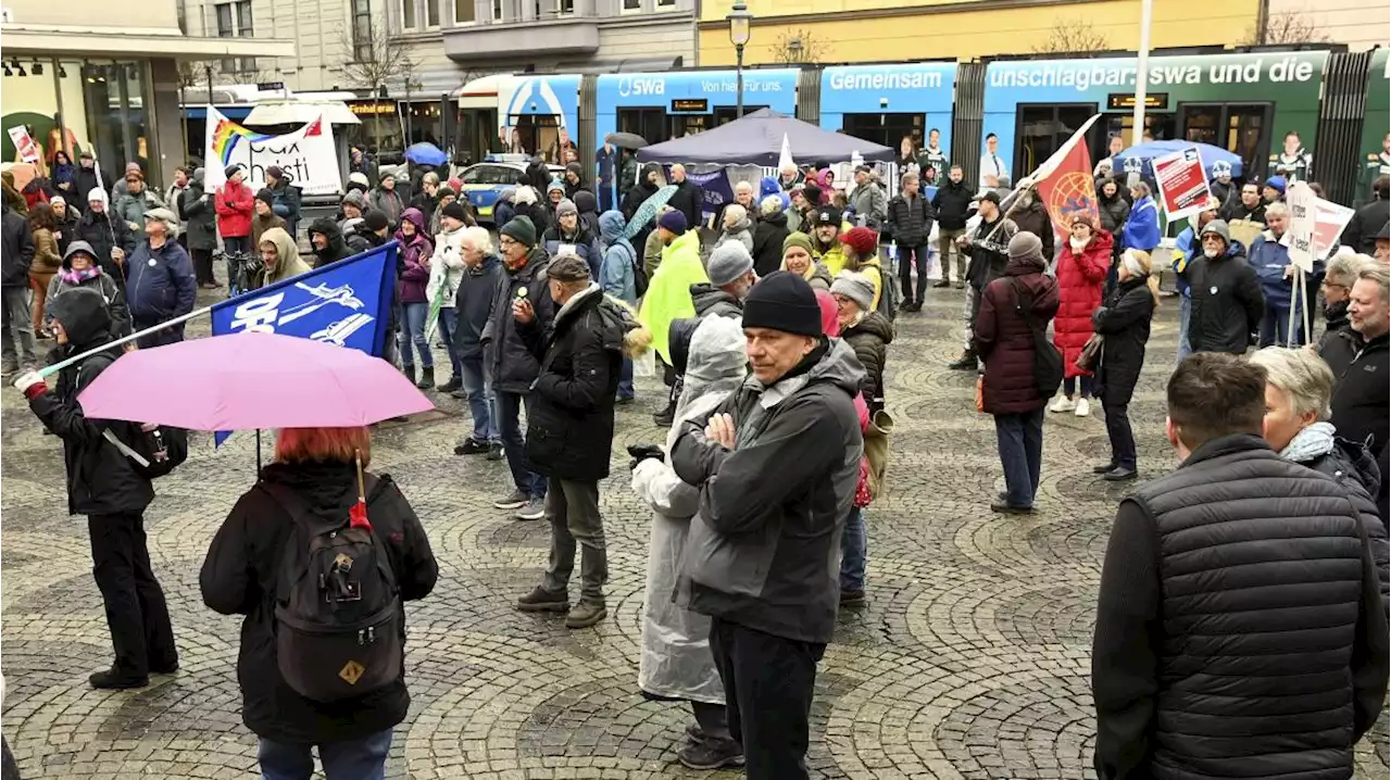 200 Personen setzen mit Ostermarsch in Augsburg ein Zeichen für Frieden