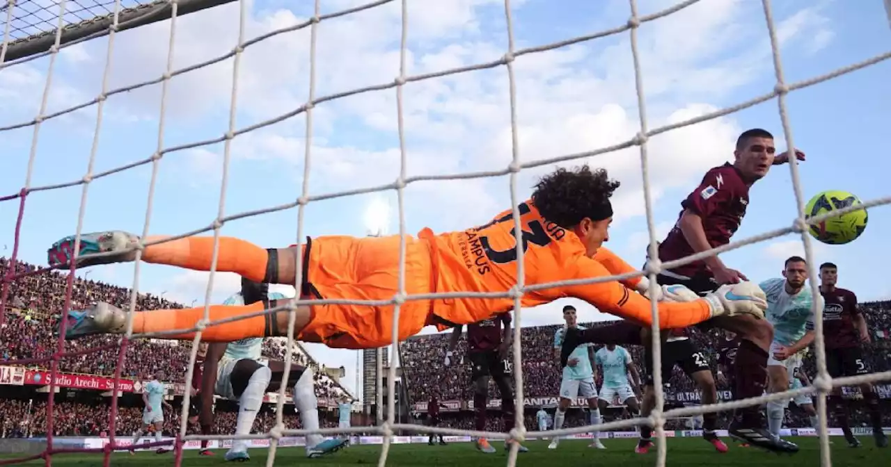 VIDEO: La atajada de Guillermo Ochoa que está volviendo loca a la prensa italiana