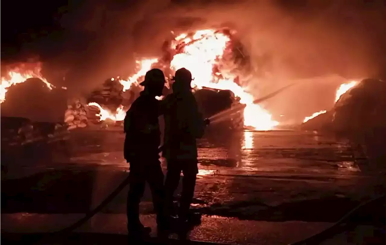 Gudang Limbah Plastik di Bantargebang Bekasi Terbakar