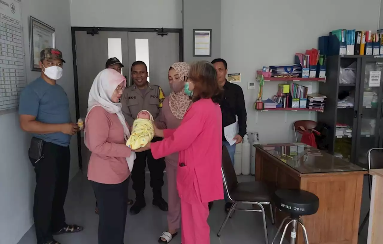 Warga Tangerang Temukan Bayi Laki-laki dalam Kardus di Semak-semak