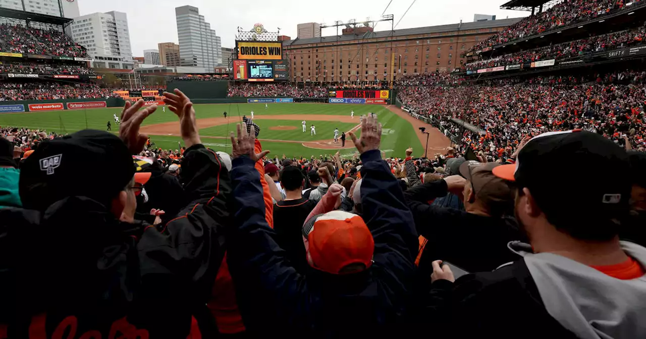 With bat and glove, Urías leads Orioles over Yankees