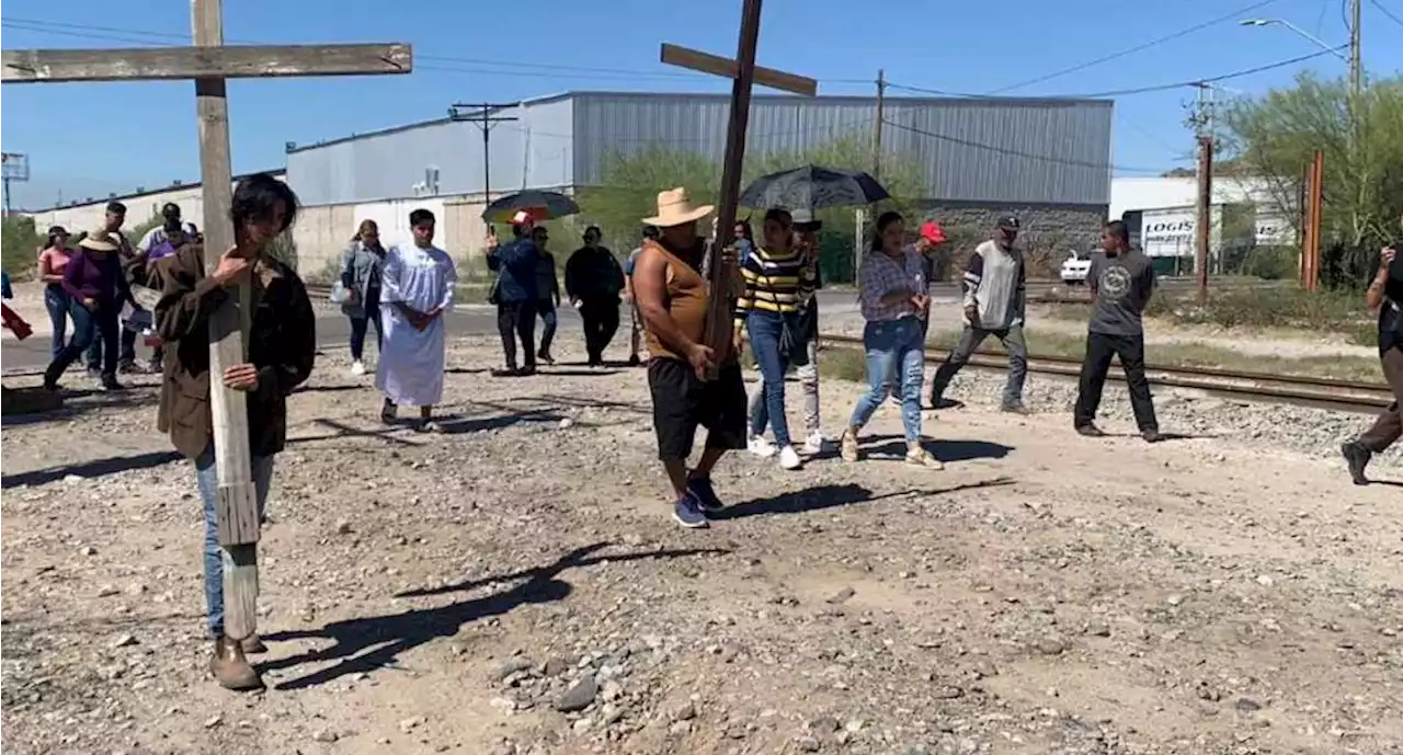 Sobre las vías del tren, reviven la Pasión de Cristo en Sonora | El Universal