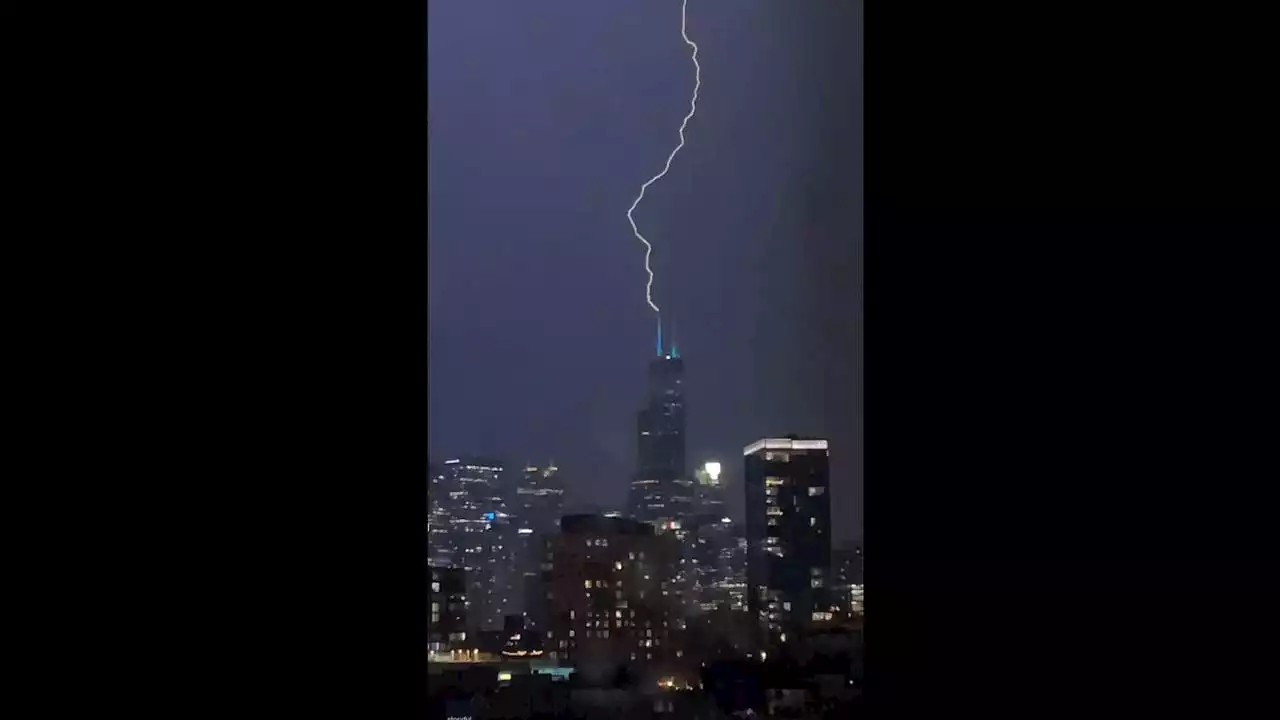 WATCH: Chicago's Wills Tower zapped by lightning amid severe storms