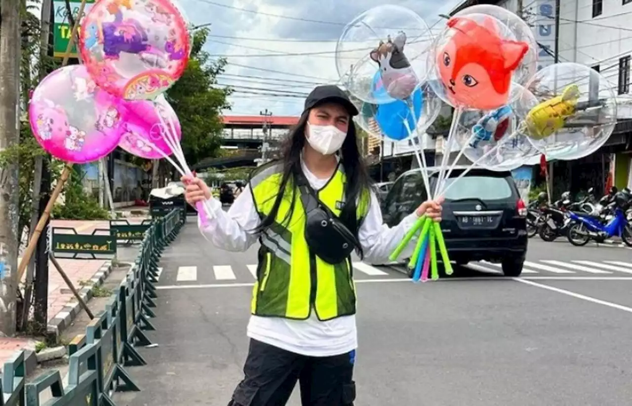 Baim Wong Jualan Balon di Jalanan, Begini Penampilannya