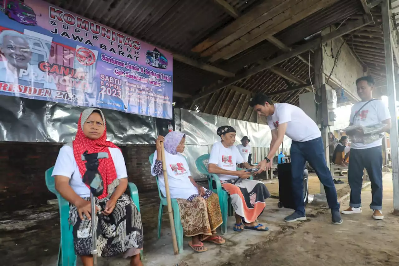 KST Dukung Ganjar Berikan Bantuan Untuk Ibu-Ibu Lansia di Karawang