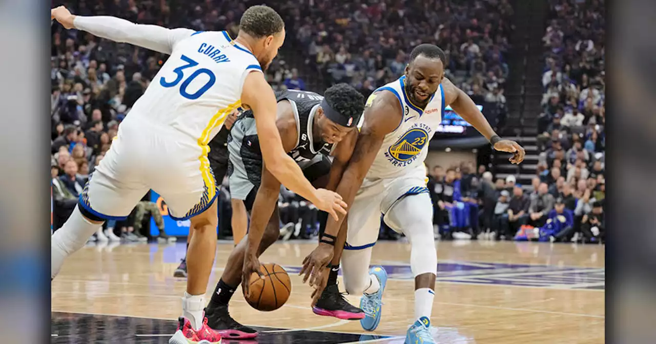 Warriors pummel resting Kings to close in on playoffs