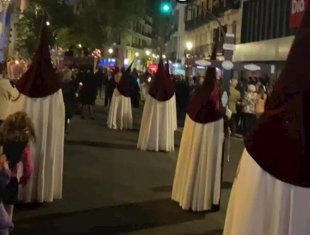 C. Tangana 'se cuela' en una procesión de Semana Santa y sus fans enloquecen en redes: 'Cuando eres muy devoto, pero...'