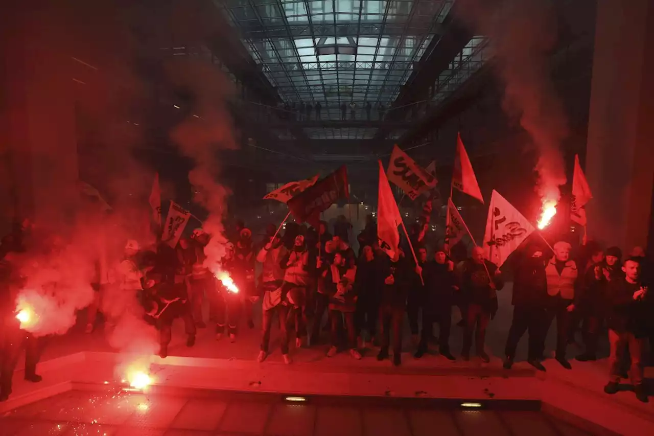 La Jornada: Arremeten manifestantes de Francia en contra de BlackRock y restaurante