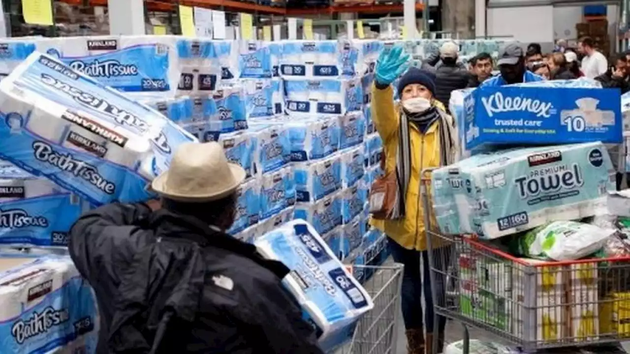 ¿Por qué la gente rica gasta menos dinero en papel de baño?