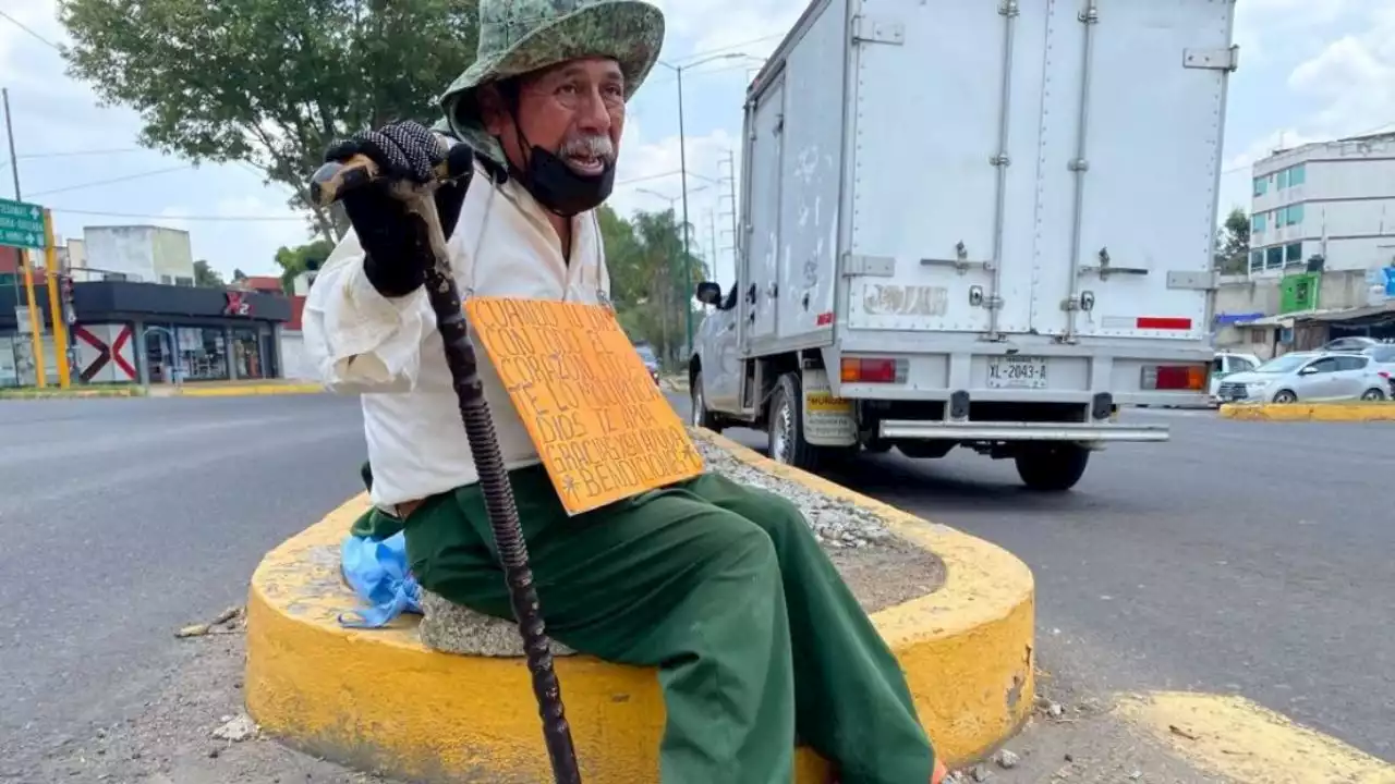 Con letreros religiosos, Pedro lucha “por un taco” en calles de Xalapa