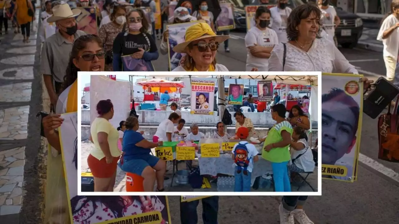 Madres venden pambazos en playa de Veracruz para seguir búsqueda de sus hijos