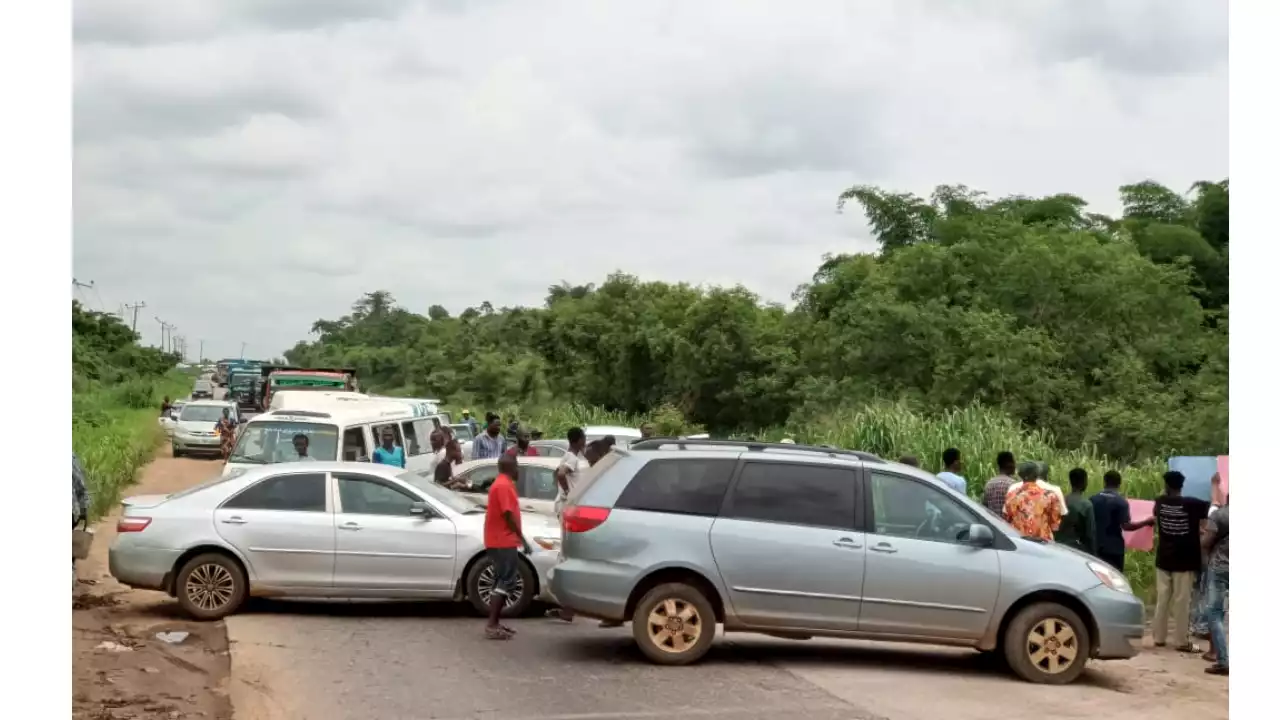 Commuters Stranded As Youths Block Highway Over Benue Killings