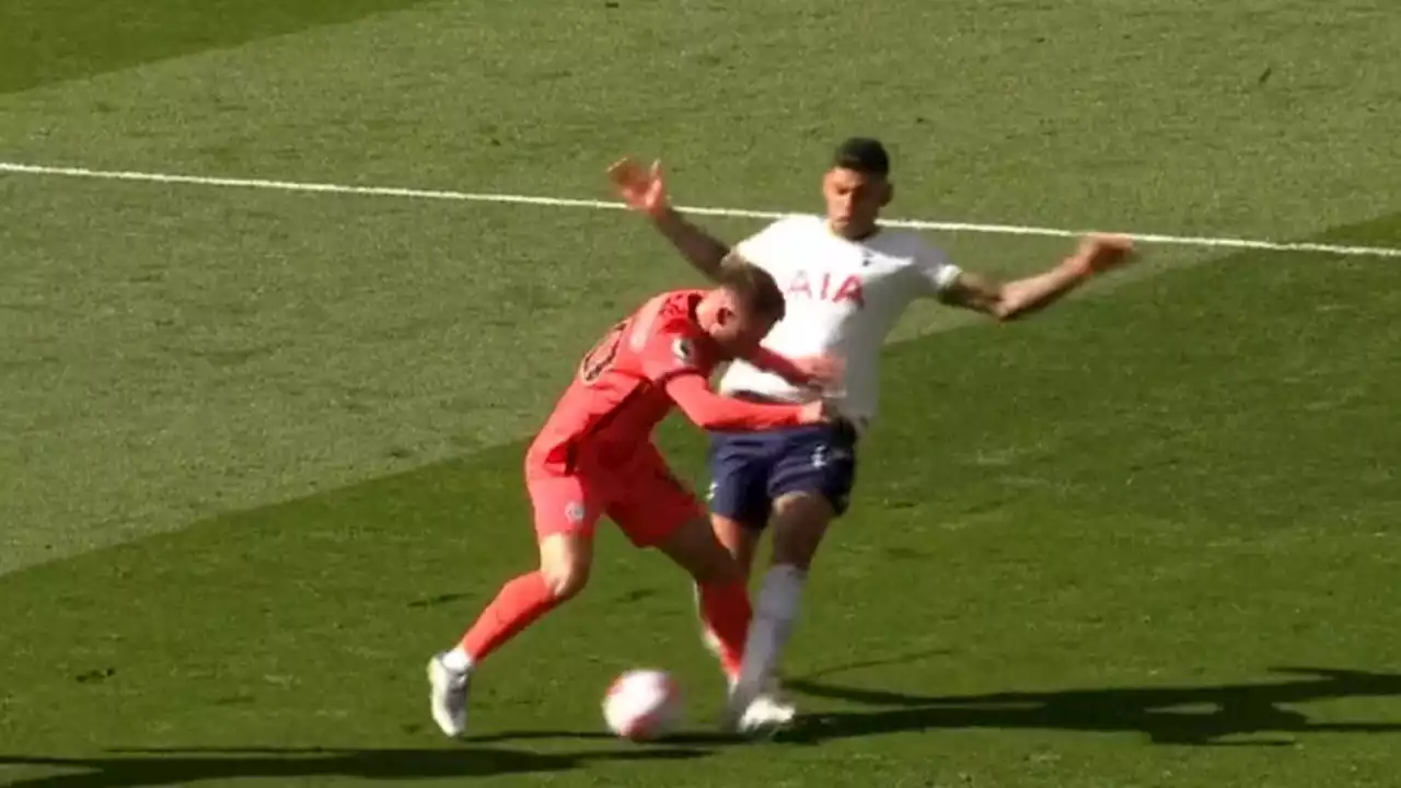 La dura patada de Cuti Romero a Alexis Mac Allister en Tottenham vs Brighton