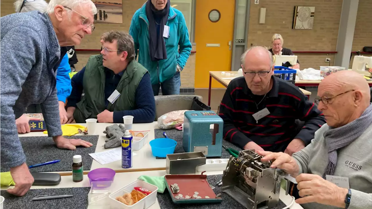 Repair Café in Wormerveer al 10 jaar een succes: 'Vrijwilligers zijn er al vanaf begin'