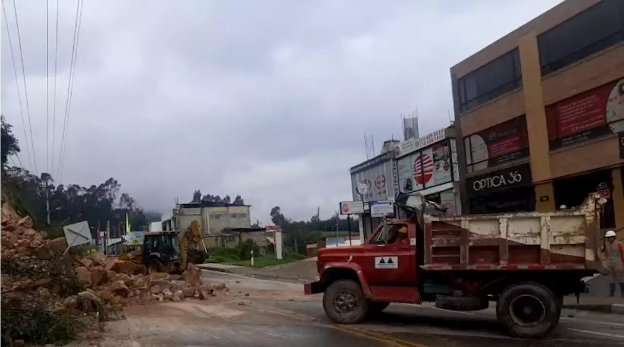 Vía Bogotá- La Calera: hay paso a un carril y desvíos por deslizamiento