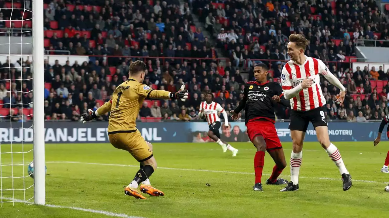 Matig PSV wint op halve kracht ruim van Excelsior