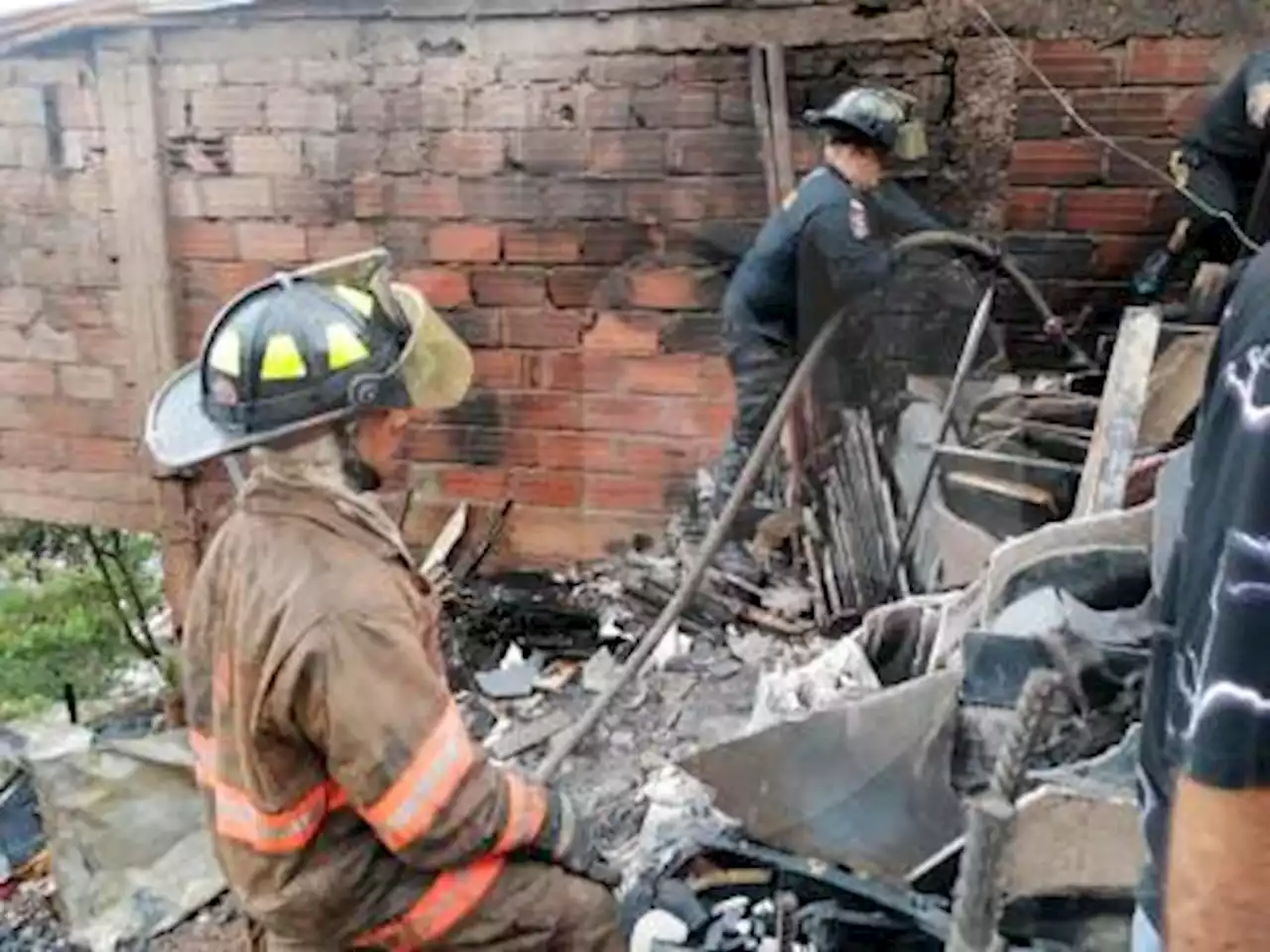 Incendio en fábrica de Antioquia se extendió, destruyó varias casas y 130 pollos murieron - Pulzo