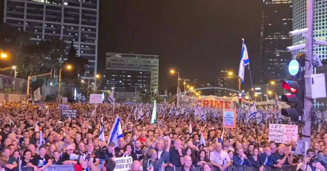 Le manifestazioni a Tel Aviv si aprono con un minuto di silenzio per le vittime dell'attentato