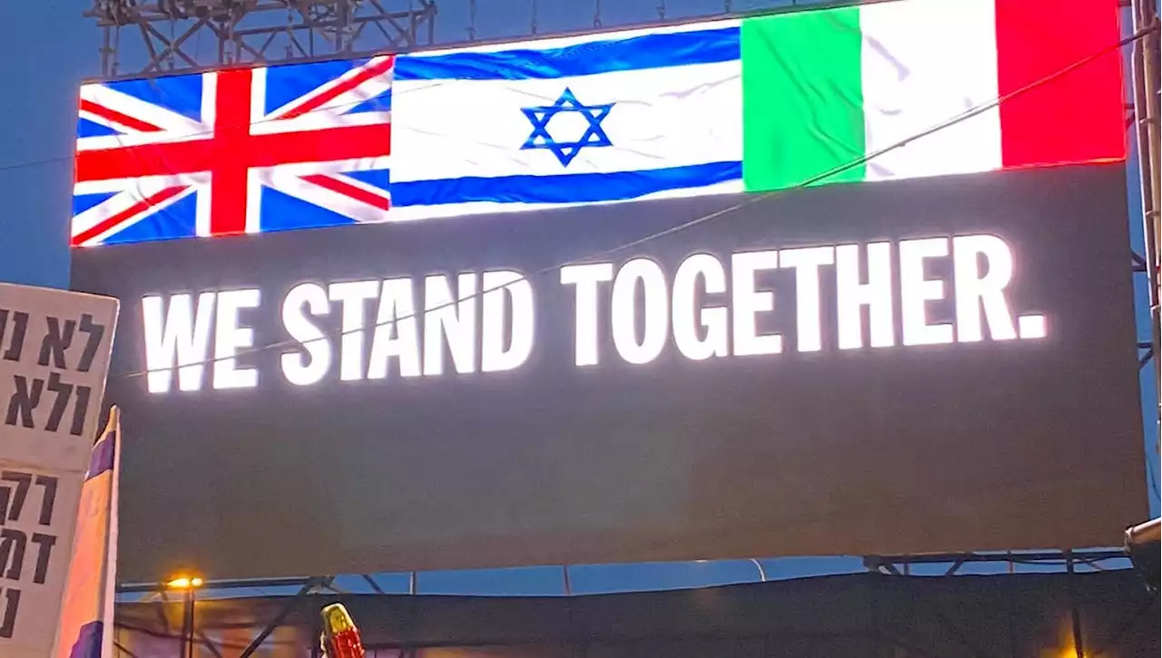 Tel Aviv, al corteo anti-Netanyahu l'omaggio a Parini e alle vittime britanniche degli attentati