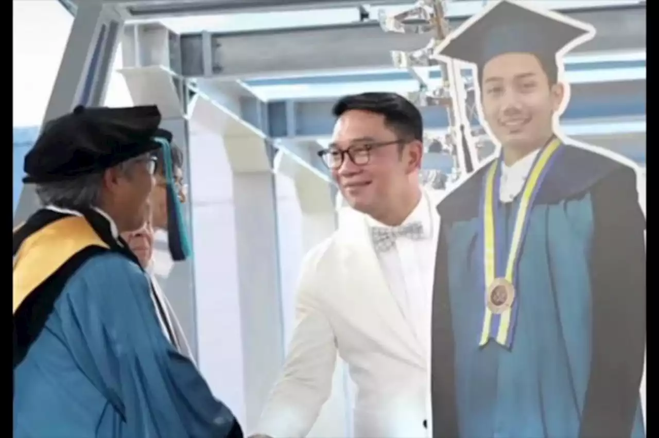 Momen Haru Ridwan Kamil Hadiri Wisuda Almarhum Eril |Republika Online