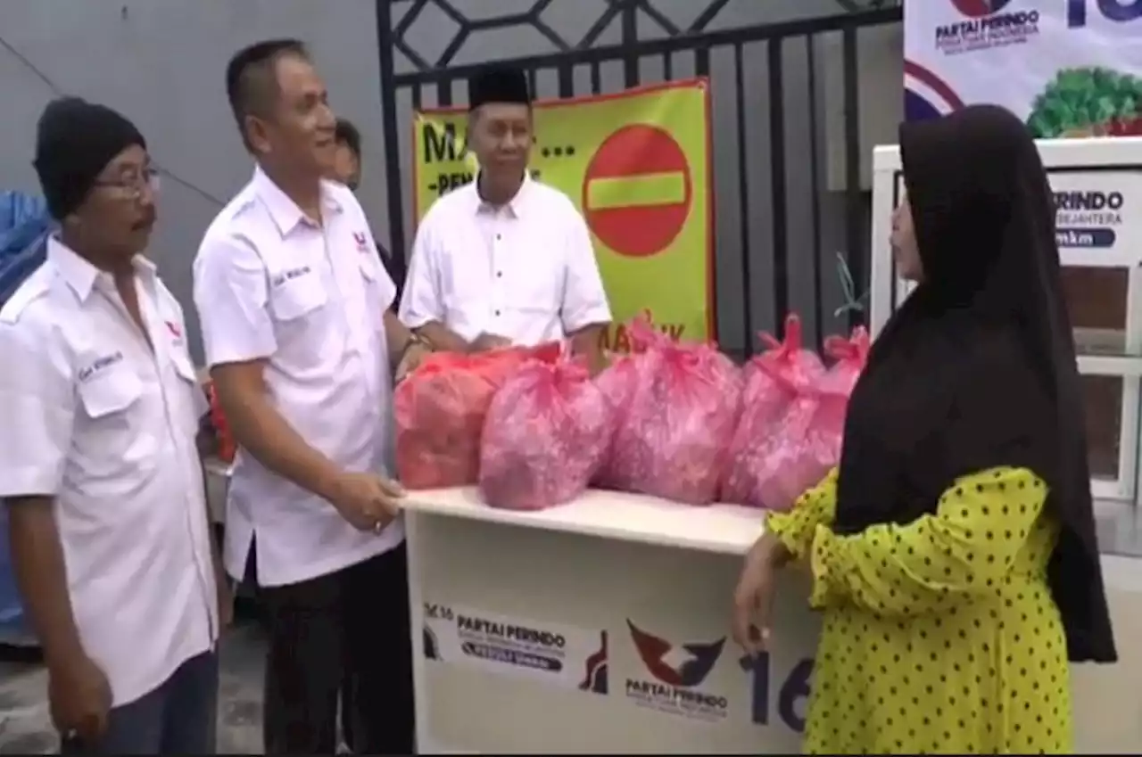 DPW Perindo Jatim Bagikan Gerobak Gratis kepada Penjual Nasi Pecel di Surabaya