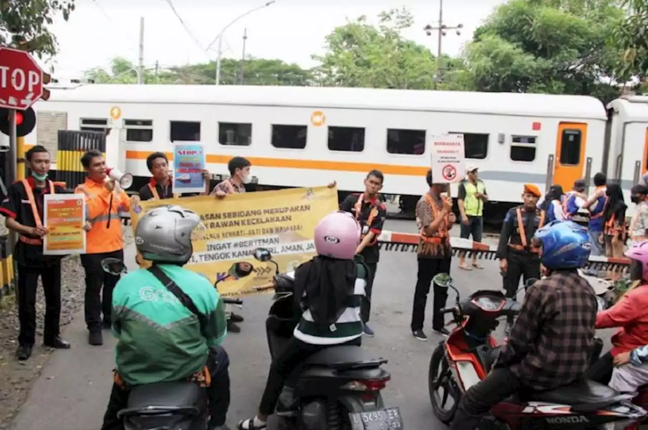 Kurangi Kecelakaan saat Mudik Lebaran, KAI Daop 8 Imbau Warga Hati-hati Melintas di Perlintasan