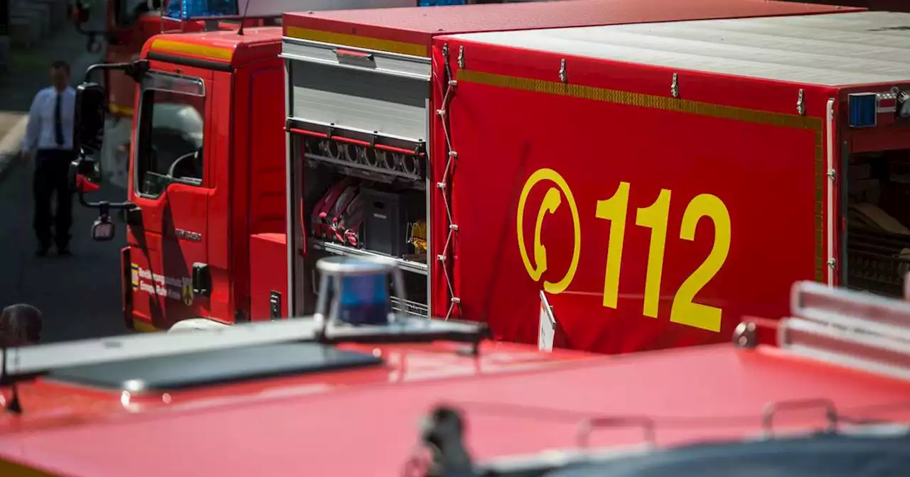 Feuerwehr-Einsatz: Bahn-Waggon brennt in Dillingen am Lokschuppen – ein Opfer kommt ins Krankenhaus