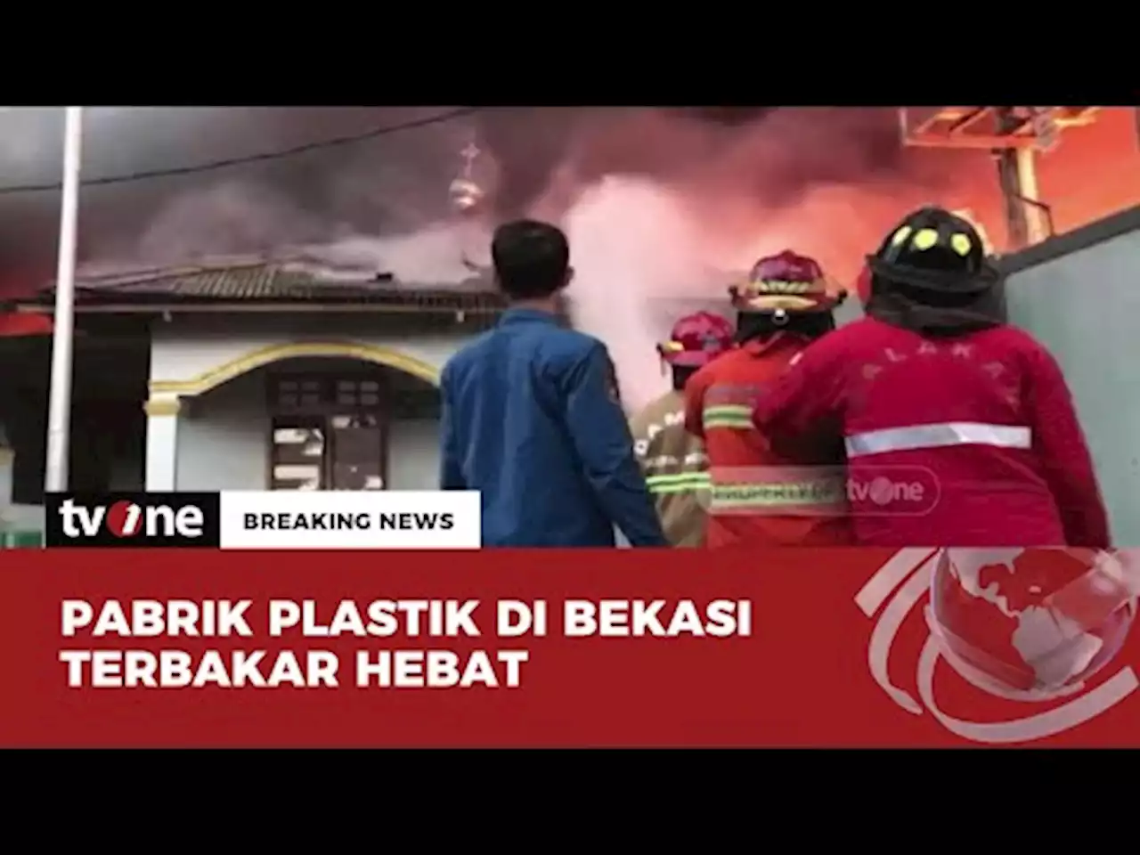 Pabrik Plastik di Sumur Batu Terbakar, 23 Unit Damkar Dikerahkan - tvOne